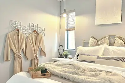 Image de Romantic French 1br| Coffee Bar + Fireplace | Dtc