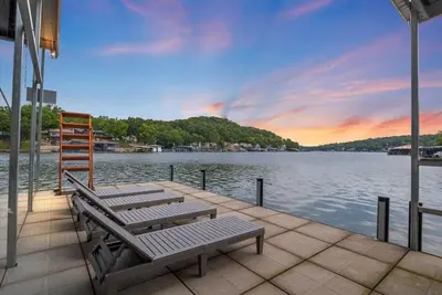 Image de Dockside Dream : Luxury Lakefront Getaway in Frankie & Louie’s Cove