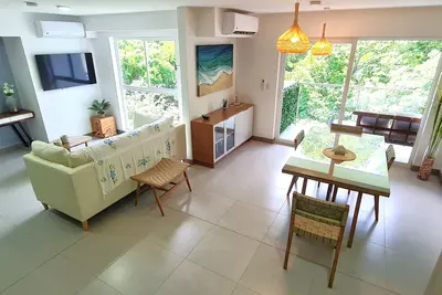 Image de Beachfront condo - 16th floor whith stunning forest view. Steps to the beach.