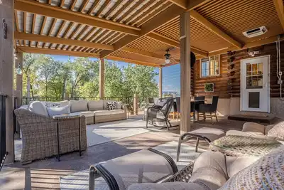 Image de The Cabin: Luxury Log Home with Private Pool