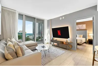 Image de Hollywood Haven: Sophisticated Living by the Sea