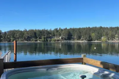 Image de Cozy Oceanfront Paradise: Hot Tub, Sauna & Private Dock – 5 Min to Town!