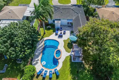 Image de Luxury Beach Escape: Pool, Jacuzzi & FirePit For 11