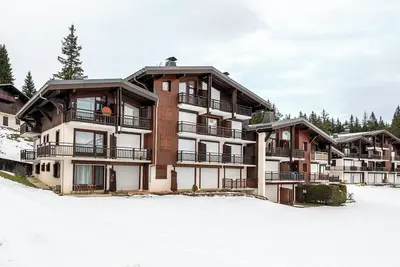Image de Appartement \"Au Pied Des Pistes\" avec vue sur montagne et balcon
