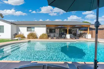 Image de 5 min to Old Town + Pool + Putting Green + Bbq