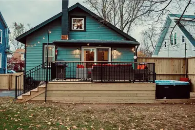 Image de New! Thoughtful and Cozy Craftsman Waiting for You! Walk to village center!