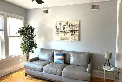 Image de Light filled 2-bedroom apartment in central Saint Paul