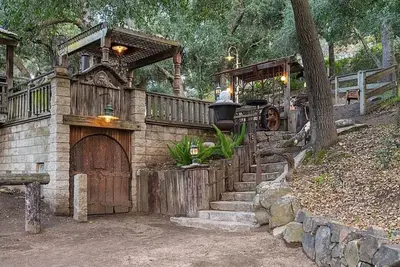 Image de Historic Farmhouse on 5 Peaceful Acres with Ancient Oaks & Creek above Temecula
