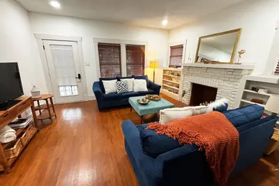 Image de Charming 2-bedroom bungalow with office, fitness room in inner-city Houston