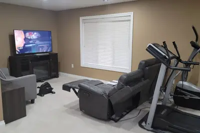Image de Cozy, Work, Play/Park, Bbq/Patio, Gym, Walk/Trails. Entire guesthouse in Calgary
