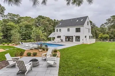 Image de Stunning Vineyard Haven Retreat with Pool, Guest House & Prime Location