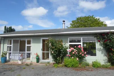 Image de Wake to birdsong and smell the flowers at Rose Cottage.