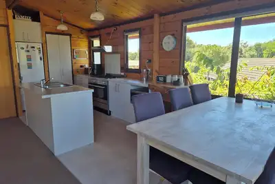Image de Lockwood holiday house, nestled among lush trees.