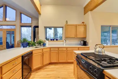 Image de 3 Mi to Casinos: Home w\/ Hot Tub in Black Hawk!