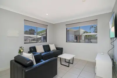 Image de Sunny 2-Bed in Quiet Location with Balcony