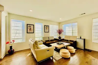 Image de Charming & Modern 3b 2. 5ba Home with Warm Decor