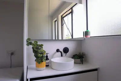 Image de Nature stay in Auckland with lush green in the back, peaceful.