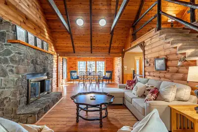 Image de New: Large Cabin w/ Hot Tub & Game Room!