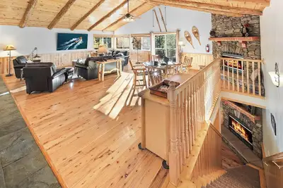 Image de Angels View Chalet: Spectacular 6 Bedroom Luxury Cabin w/ Incredible Amenities! Pet Friendly 🐾! Hot Tub! Ev Charger! Amazing Game Room w/ Pool Table! Foosball Table! Peaceful Mountain Setting & Sprawling Open Floor Plan!