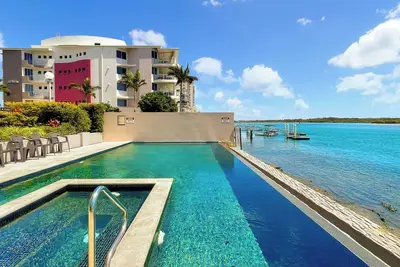 Image de Relaxing Escape: Pool, Tennis Court, Garden Terrace & Water Views
