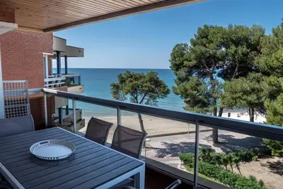 Image de Appartement familial en bord de mer avec piscine, climatisation et WiFi