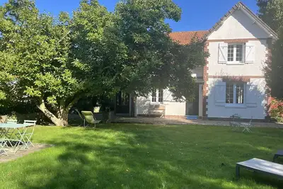 Image de Six hêtres, la plage et le centre du village à pieds