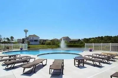 Image de Luxury 4br Home in Gated Watermark with Pool, Fitness Center & Kayak Launch