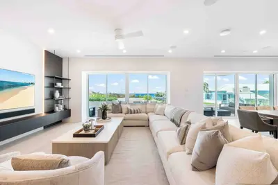 Image de Aqua #2: Full-Floor Luxury Condo on 7Mile Beach w/Oceanfront Terrace, Private Hot Tub, & Communal Pool.