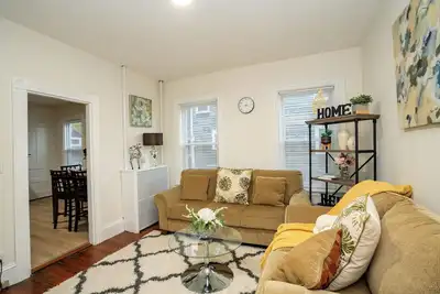 8-Peaceful & Bright apt/3br right to Boston line