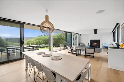 Image de Stunning Modern Retreat I Ocean & Bush Views I Spa