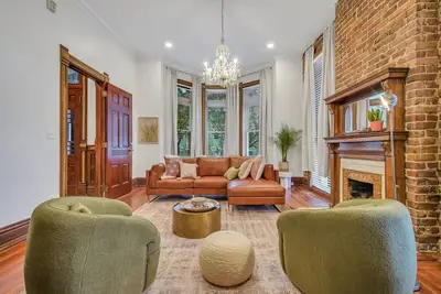 Image de Luxurious Historic Manor Steps to Forsyth Park By Lucky Savannah