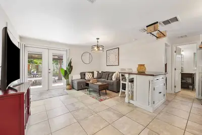 Image de Charming Home in Heart of Downtown – Pet Friendly!