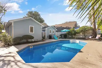 Image de Charming Beach House sleeps 10 with a pool