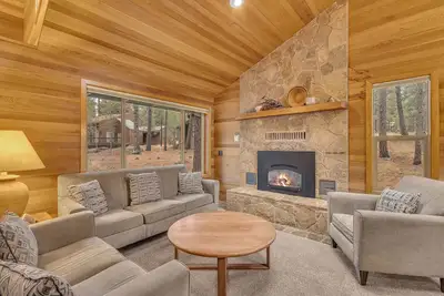 Image de Recently updated, great location, private hot tub, sharc included for 2026!