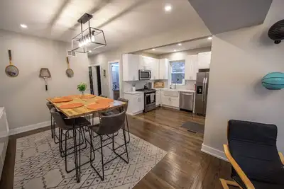 Image de Loyola Lookout – Sporty 3br Apt Steps from Loyola & Lake w/ Free Parking