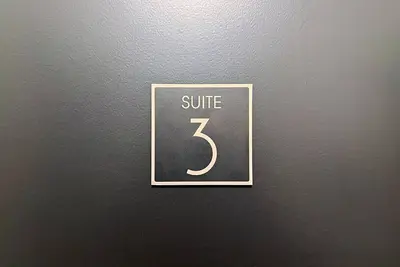 Image de Danforth Hotel Suite #3 - Two Bedroom Suite at Broadview & Danforth