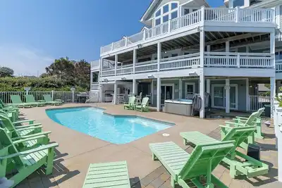 Gorgeous oceanside retreat with an elevator in Corolla Nc!