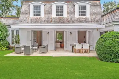 Image de Charming 5-bedroom home. Ac and WiFi, swimming pool. walk to town and beach