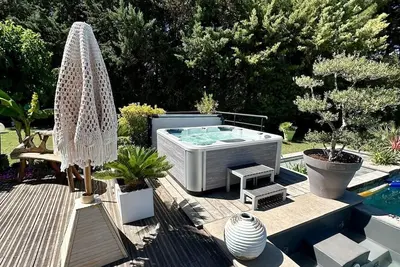 Image de Villa contemporaine à Aix en Provence avec piscine chauffée et jacuzzi