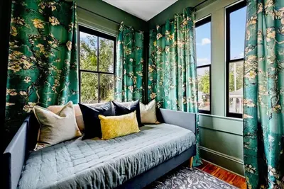 Image de Charming historic Savannah, luxury amenities - 20 min drive to Tybee Island