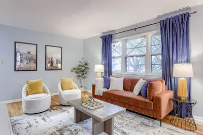 Central 4bd Home - Spacious Backyard & Fun Games