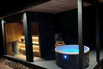 Image de Brand New Black Fox Cabin