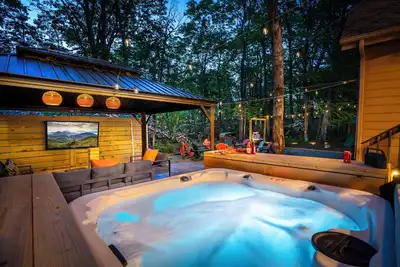 Image de Luxury Home: Outdoor Lounge, Hot tub, FirePit, Family & Pet Friendly