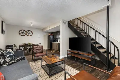 Image de Western Modern 2 Story Loft: Pool, Gym, Biz Center