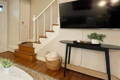 Image de Stylish Old Town, Alexandria Rowhome / Walk to King Street Metro/ Free Parking!