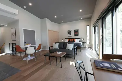 Image de The Zen Haven ~Stylish Mid-Century Modern Studio