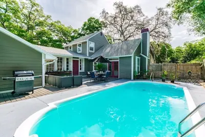 Image de Massive home with pool!
