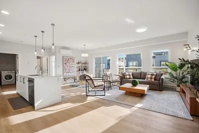 Image de Air Conditioned 2 Br Executive Suite /w King Bed