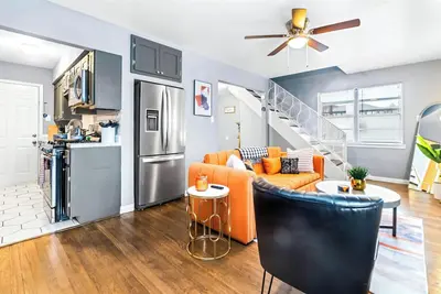 Image de Modern & Spacious Condo 2br/2ba Retreat Near Downtown + Free Parking