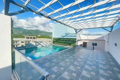 Image de Luxury 2-bedroom, 2. 5 bathrm apt, Ac & WiFi. Parking onsite located in Kingston